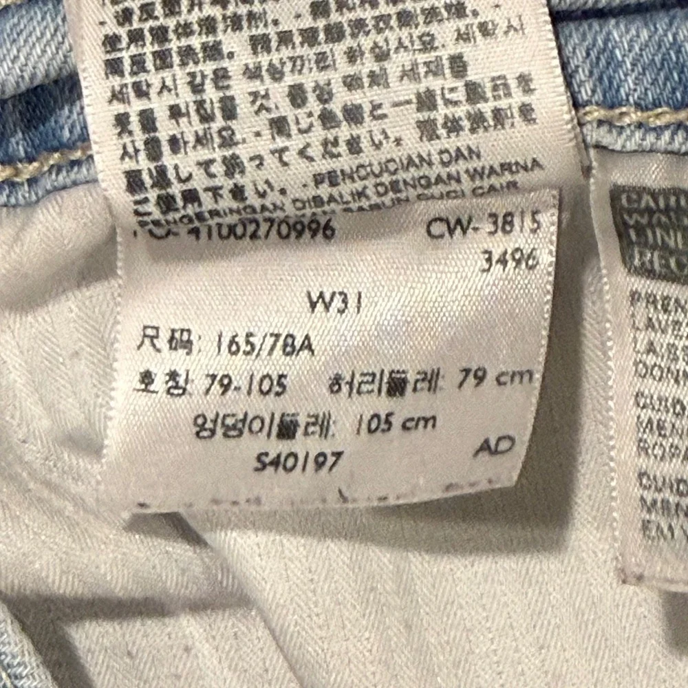 Levis Boyfriend Jeans Light Wash Distressed Blue Denim Size 31 CW-3815 - Picture 6 of 10